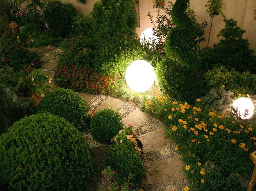 Подсветка растений в саду