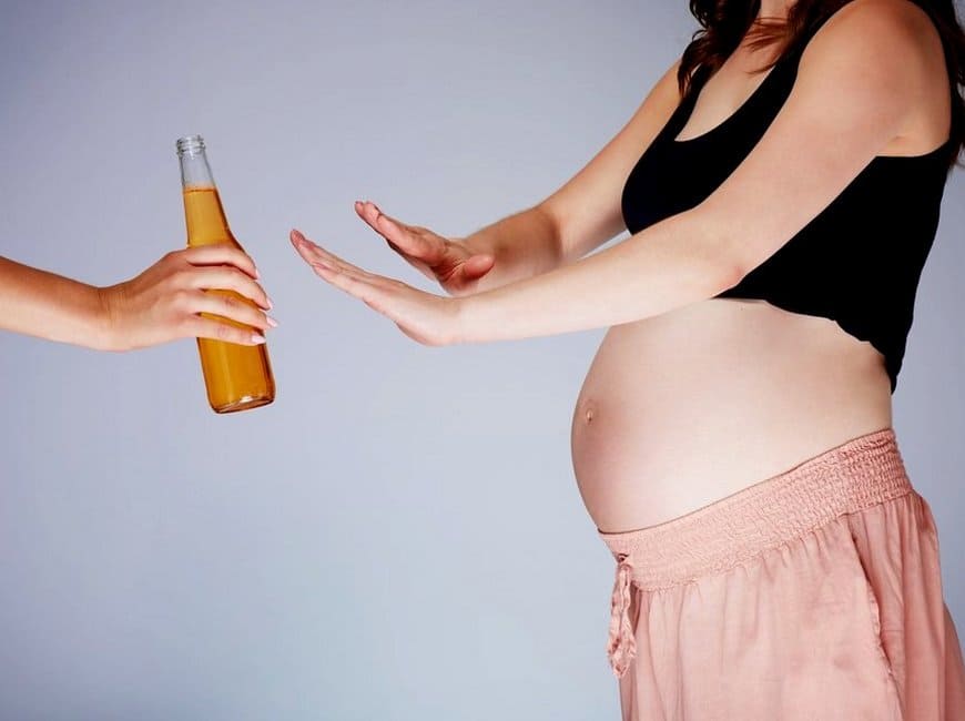 беременная женщина отказывается от безалкогольного пива