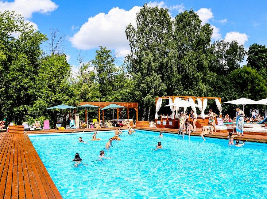 Зона отдыха с бассейнами «Лето в парке» в москве