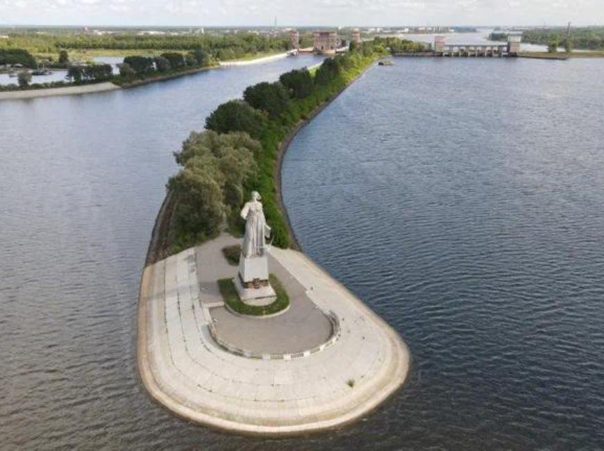 Мать-Волга монумент в Рыбинске